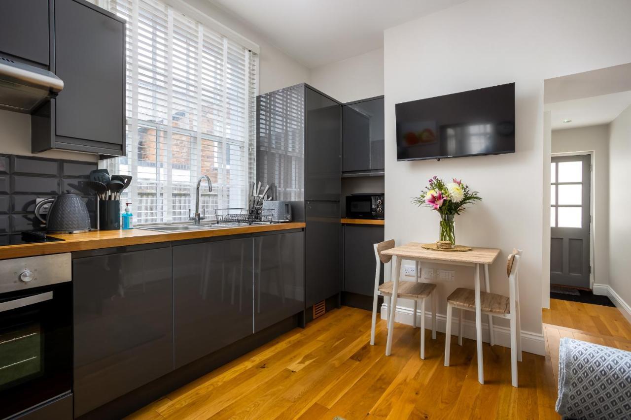 Apartamento Contemporary Ground Floor - Town Centre With Parking!