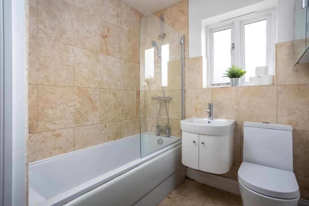 Apartamento Contemporary Ground Floor - Town Centre With Parking!